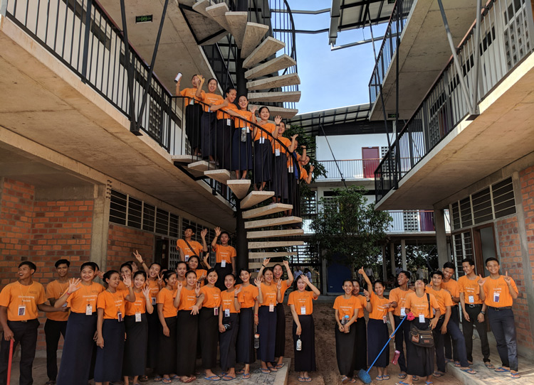 Les élèves devant les internats